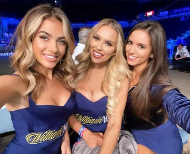 Bộ ba Ring Girl xinh đẹp Sophie Danvers (trái), Megan Christie và Jennifer McSween (phải)