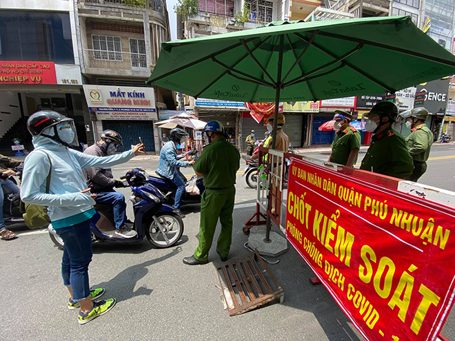 Một chốt kiểm soát dịch COVID-19 kiểm tra mã QR cá nhân của người đi đường vào ngày 28/8