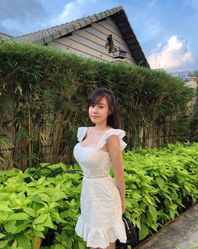 Ra vườn để chụp bộ ảnh, Huyền Anh chọn ngay chiếc váy cổ trễ, để lộ thềm ngực. Chính điều này khiến cô càng dễ bị nhắc nhở.
