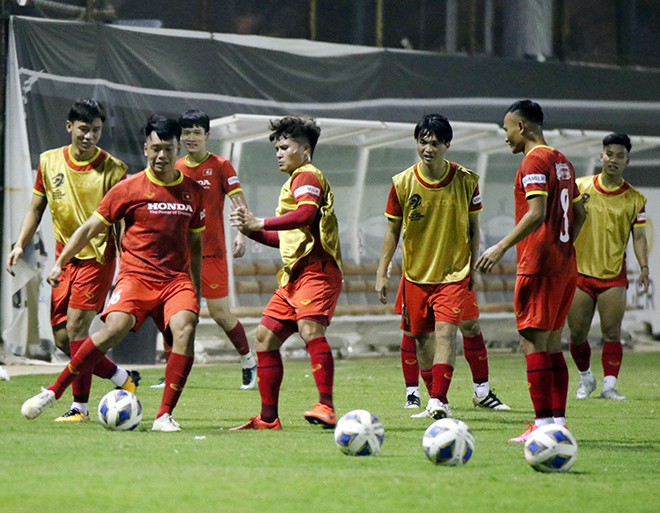 Các tuyển thủ Việt Nam vã mồ hôi tập luyện dưới cái nóng ở Saudi Arabia.