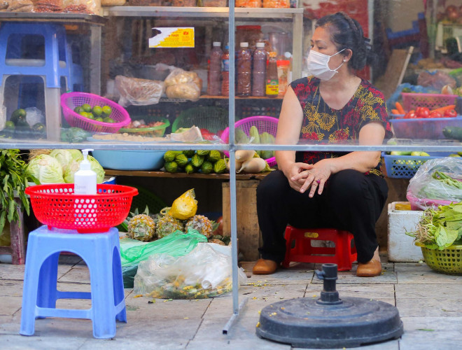 Tại mỗi cửa hàng đều đặt chai nước sát khuẩn...