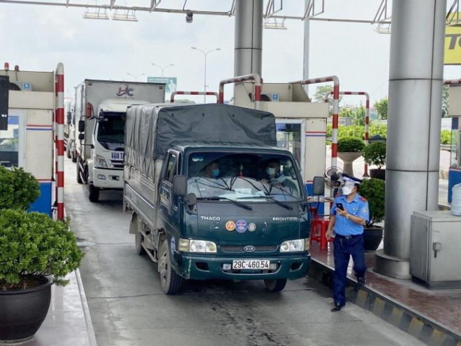 “Thông thường, phương tiện được điều tiết lưu thông trên một làn trạm thu phí để phục vụ công tác kiểm tra nhưng nếu có dấu hiệu ùn ứ, lực lượng chức năng sẽ tiếp tục mở làn thứ 2 để không xảy ra ách tắc. đại diện Đội CSGT số 14 cho biết.