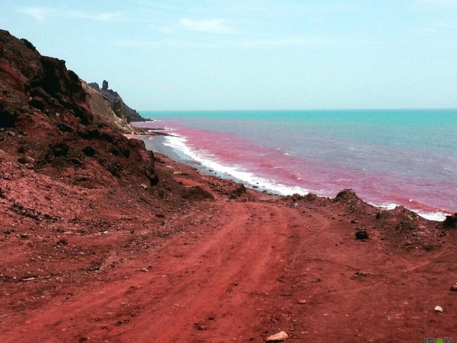 Bí ẩn bãi biển có màu đỏ như máu - 1
