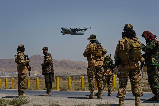 Các tay súng Taliban bên ngoài sân bay thủ đô Kabul. Ảnh: The Los Angeles Times