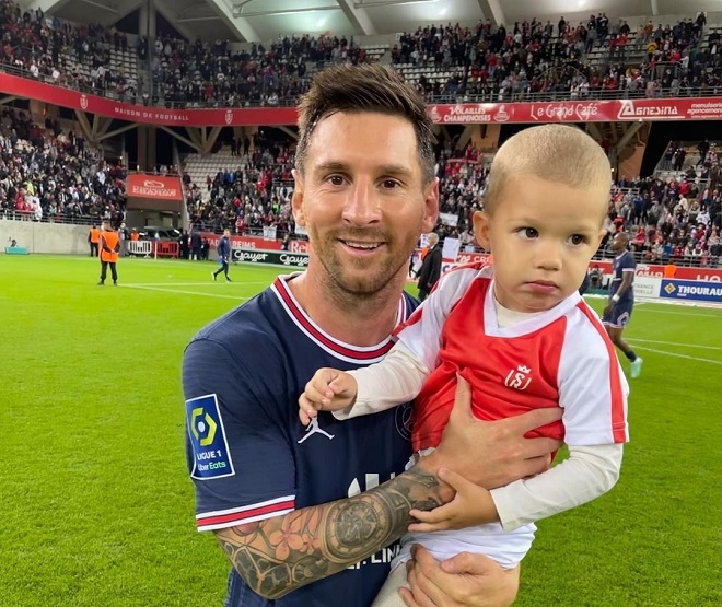 Messi chụp chung với con trai của thủ môn bên phía Reims