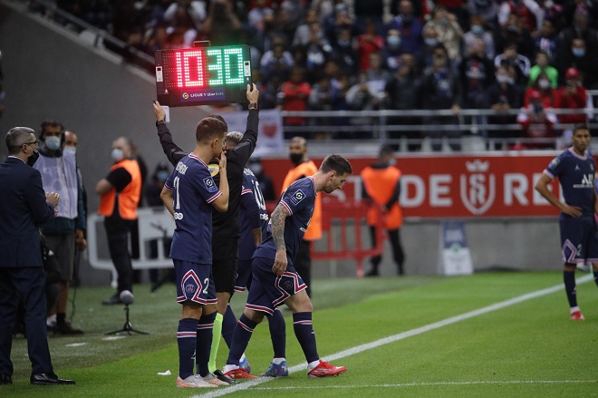 Siêu sao người Argentina vào sân thay Neymar và tạo ra khoảnh khắc bùng nổ trên khán đài. Các CĐV PSG cũng như&nbsp;trung lập&nbsp;liên tục hô vang tên Messi