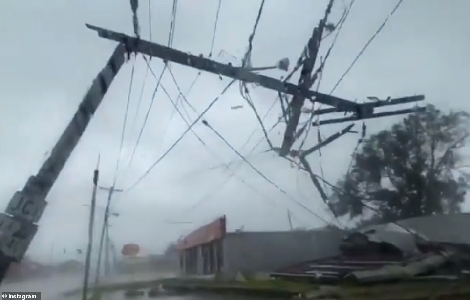 Siêu bão Ida đổ bộ khiến toàn bộ thành phố New Orleans rơi vào cảnh mất điện.