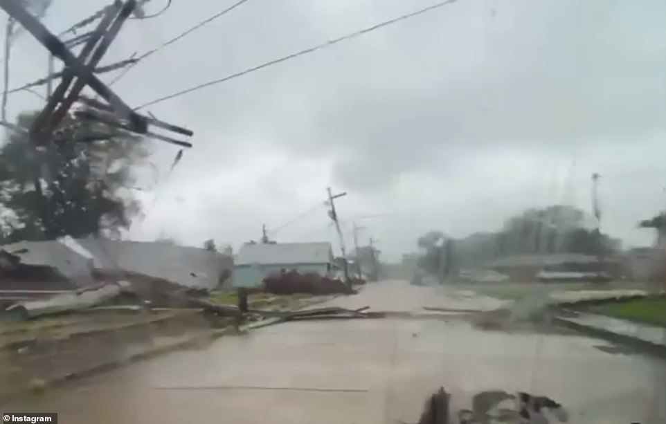 Cảnh tượng tan hoang ở Louisiana sau khi siêu bão đổ bộ.