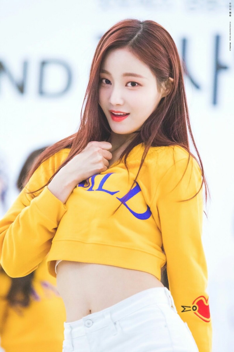 Yeon Woo&nbsp;là thành viên được đánh giá cao về nhan sắc trong Momoland.