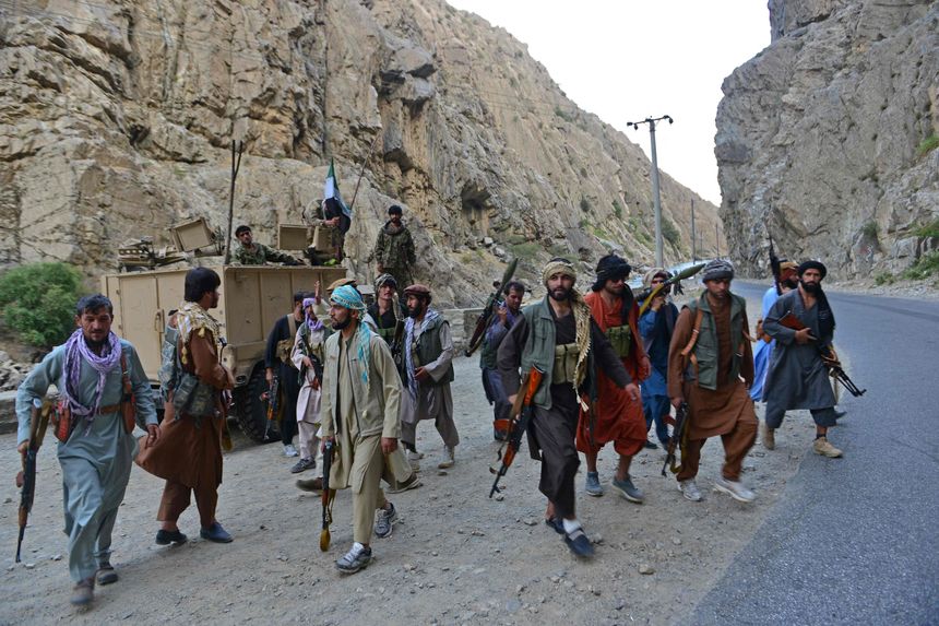 Các tay súng phe kháng chiến tuần tra ở tỉnh Panjshir.