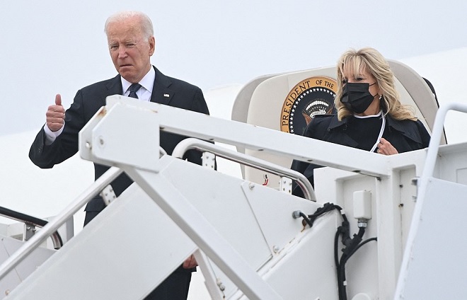 Ông Biden và Đệ nhất phu nhân Jill Biden lên chuyên cơ Không lực Một tới căn cứ Dover ở bang Delaware.