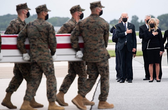 Ông Biden dự lễ&nbsp;hồi hương thi thể 13 lính Mỹ thiệt mạng trong vụ đánh bom khủng bố sân bay Kabul, Afghanistan.