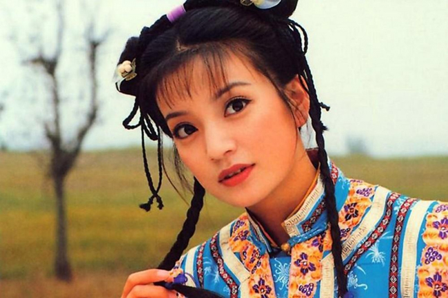 Triệu Vy là cái tên được nhắc tới nhiều nhất trong những ngày qua khi nàng Tiểu Yến Tử của “Hoàn Châu Cách Cách” bị gạch tên khỏi một loạt phim, trong đó có vai diễn nổi tiếng này.
