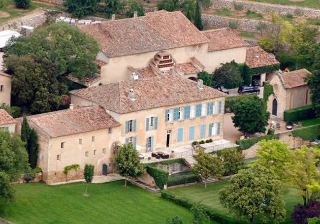 Trong các bất động sản Triệu Vy nắm giữ phải kể tới biệt thự cổ ở Pháp. Nơi đây còn có vườn nho rộng 7 ha do cô mua từ năm 2011. Căn biệt thự có giá 141 tỷ đồng vào thời điểm đó.
