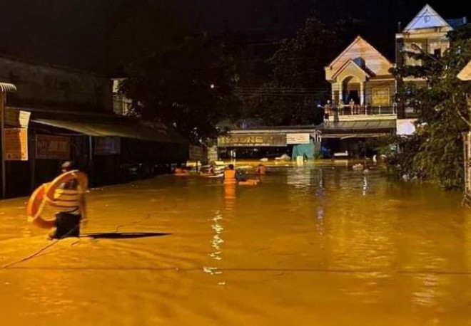 Mưa lớn kéo dài khiến nhiều ngôi nhà bị ngập.