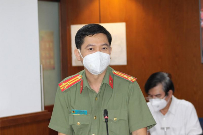 Thượng tá Lê Mạnh Hà trả lời các câu hỏi của báo chí. Ảnh: TÁ LÂM