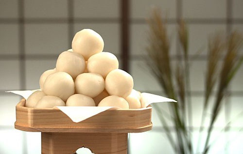 Bánh Trung thu của Nhật Bản là bánh Tsukimi dango.