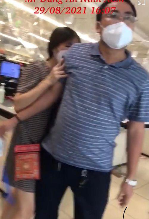 Ông Hồ Hữu Nhân thời điểm gây sự ở siêu thị Aeon (ảnh cắt từ clip)