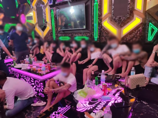 30 nam, nữ ở độ tuổi thanh, thiếu niên tụ tập bay lắc trong quán karaoke.