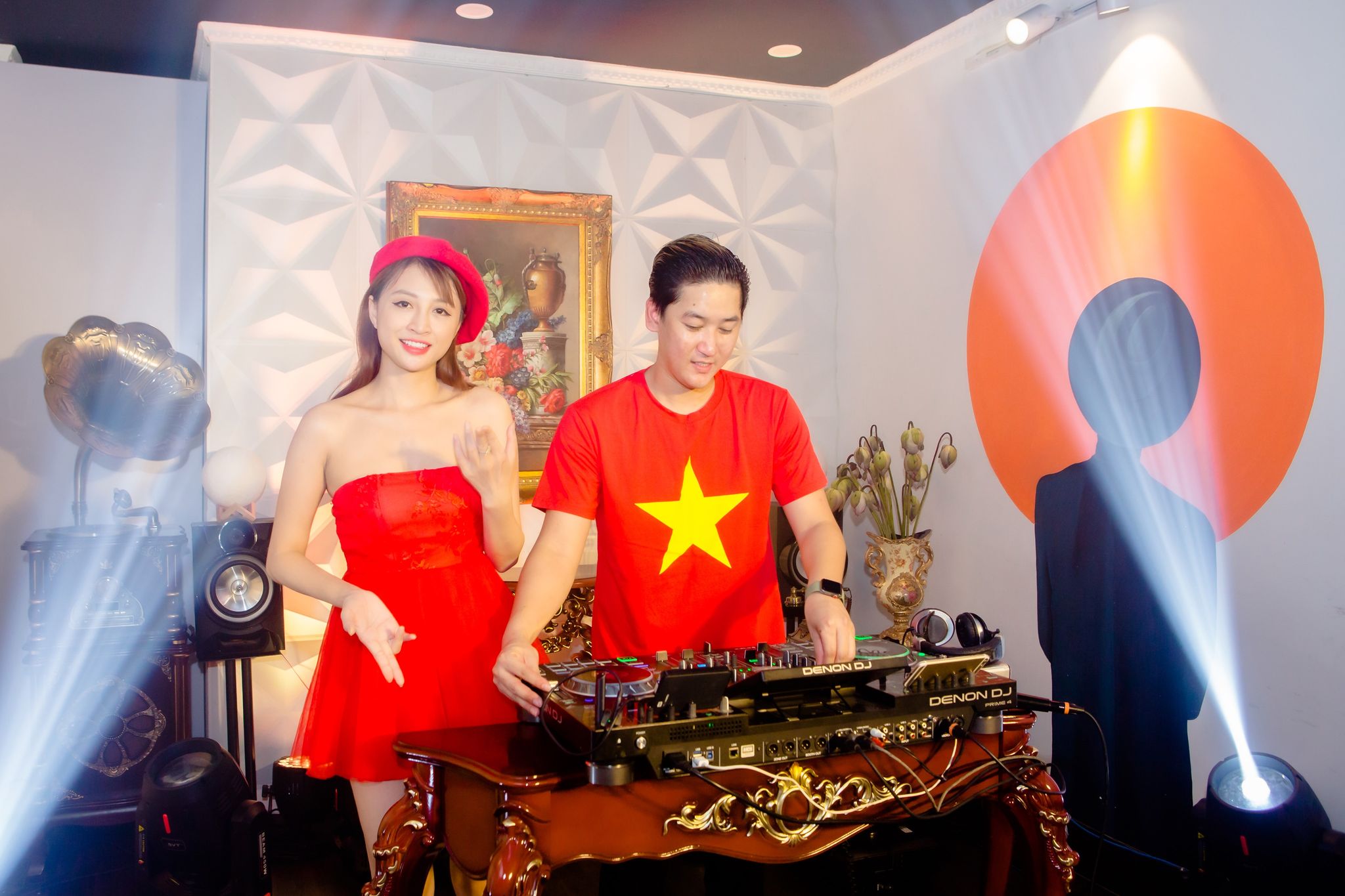 DJ LeeKing và Trang Sarah cùng thực hiện minishow đặc biệt tại gia trong mùa dịch