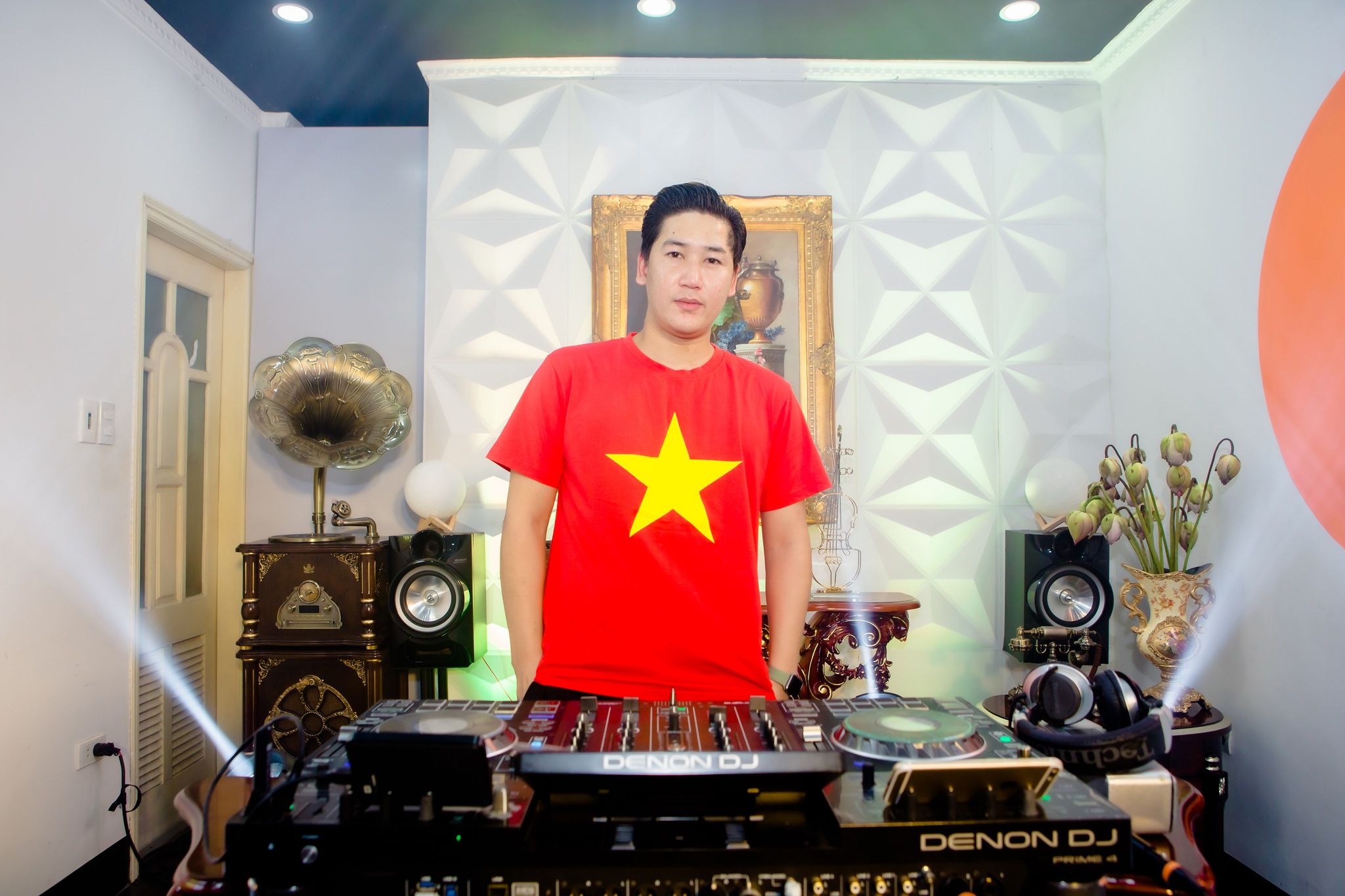 DJ LeeKing mong muốn quyên góp ủng hộ quỹ vắc-xin&nbsp;chống dịch