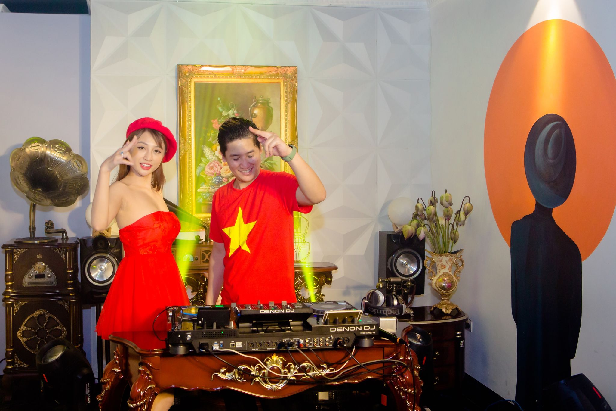 Hai DJ mở đêm nhạc&nbsp;“Red-Gold Night” online