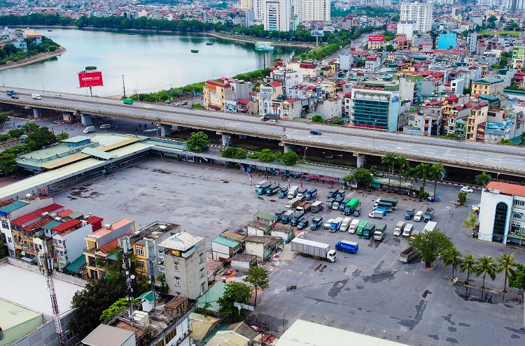 Trao đổi với phóng viên, ông Trần Văn Đông – Giám đốc Xí nghiệp Xe buýt Hà Nội cho biết, trong thời gian dịch bệnh diễn biến phức tạp đã có nhiều tác động không nhỏ đến đời sống việc làm của khoảng 800 lao động tại Xí nghiệp.