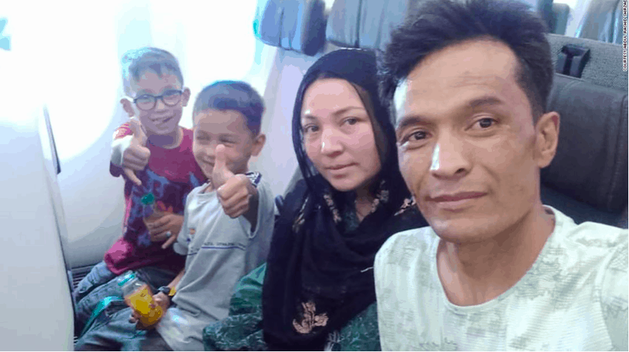 Shirzad và gia đình trên chuyến bay từ Kabul đến Bahrain ngày 24/8