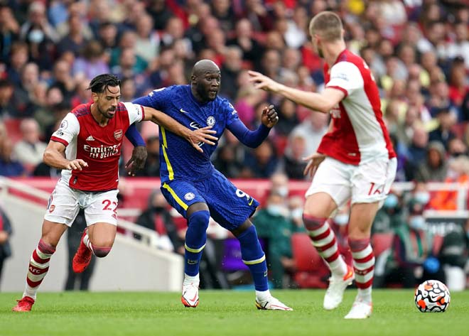 Lukaku khiến hàng thủ Arsenal chao đảo ở trận ra mắt