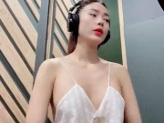 Thời trang - Minh Hằng lại mạo hiểm chọn kiểu áo dây quen thuộc lên sóng livestream