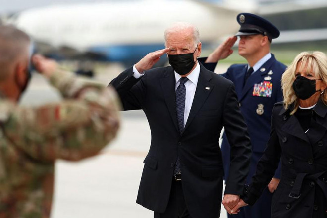 Tổng thống Joe Biden và đệ nhất phu nhân Jill Biden đón thi thể lính Mỹ tử nạn trong cuộc đánh bom hôm 26-8 ở sân bay Kabul, Afghanistan. Ảnh: AP