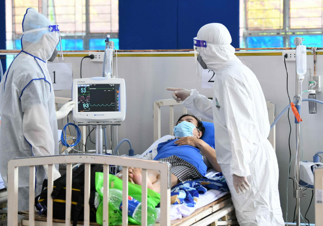 Bác sĩ thăm khám cho bệnh nhân tại Bệnh viện dã chiến thu dung điều trị Covid-19 Phú Nhuận số 1