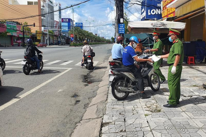 Một chốt kiểm tra giấy đi đường trên đường Nguyễn Tất Thành, phường 8, TP. Cà Mau. Ảnh: TRẦN VŨ