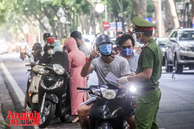 Trong ngày hôm qua, 12 tổ Cơ động mạnh CATP đã kiểm soát 22.687 lượt người, trong đó phát hiện, xử lý vi phạm hành chính 181 trường hợp