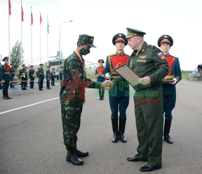 Thiếu tướng Alexander Nhicolaievich Zaliznhuk trao Huy chương đồng cho các thành viên đội tuyển Kinh tuyến QĐND Việt Nam. Nguồn: QDND.VN