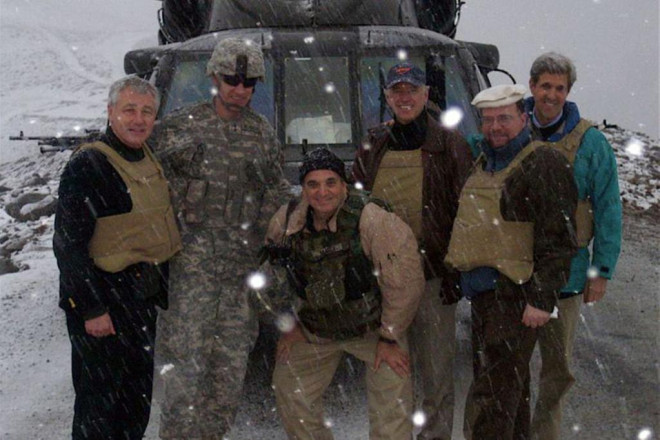 Ông Biden (thứ ba bên phải) được cứu trong trận bão tuyết năm 2008. Bìa phải là ông John Kerry (sau này là ngoại trưởng Mỹ), bìa trái là ông Chuck Hagel (sau này là bộ trưởng quốc phòng Mỹ). Ảnh: The Wall Street Journal