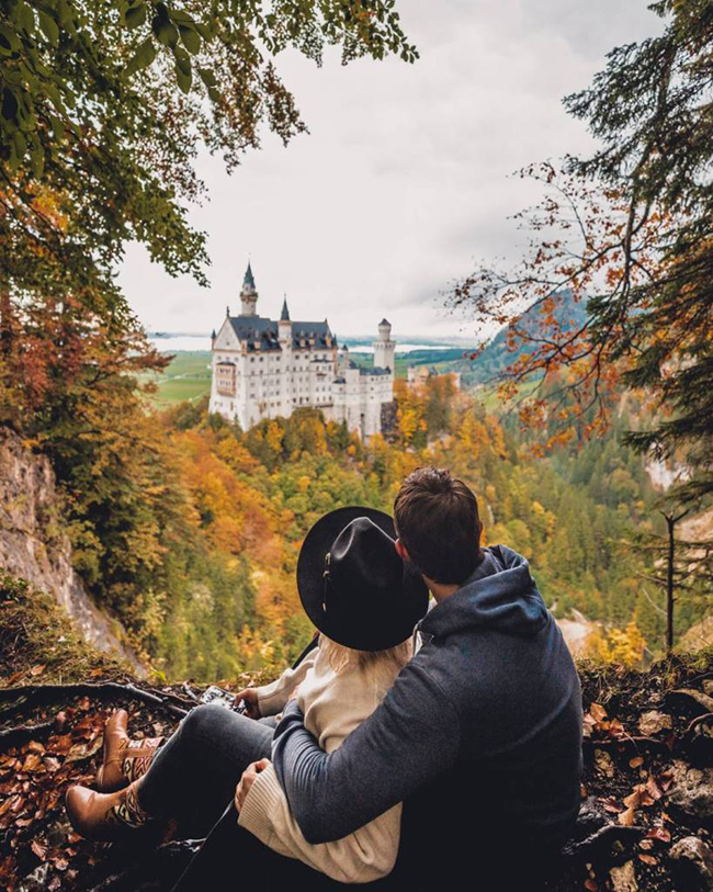 Schloss Neuschwanstein - Đức: Lâu đài cổ tích ở Đức này nằm trong danh sách tìm kiếm của nhiều du khách và họ đã không thất vọng khi được chiêm ngưỡng nó nổi bật trong sắc màu lộng lẫy của những tán cây khi vào thu.&nbsp;
