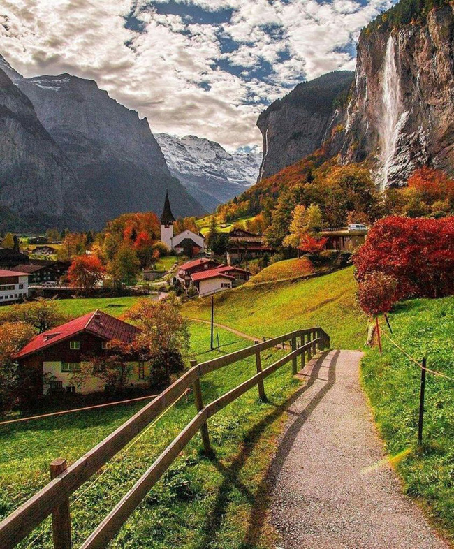 Lauterbrunnen - Thụy Sĩ: Lauterbrunnen là một thị trấn nhỏ xinh nhưng du khách có thể dành cả ngày ở đây với nhiều tuyến&nbsp;đi bộ đường dài khác nhau. Cảnh sắc thu ở đây thật tuyệt vời.&nbsp;
