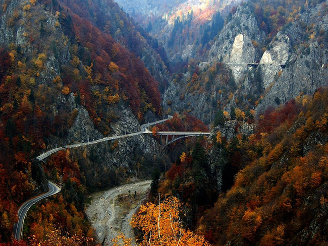 Đường Transfagarasan- Romania: Dãy núi Carpathian mang tới những khung cảnh tuyệt vời nhất, đặc biệt là vào mùa thu, bạn có thể nhìn thấy khung cảnh lá đổi màu vô cùng ấn tượng.
