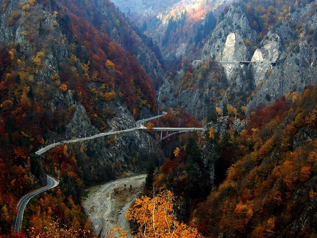 Đường Transfagarasan- Romania: Dãy núi Carpathian mang tới những&nbsp;khung cảnh tuyệt vời nhất, đặc biệt là vào mùa thu, bạn có thể nhìn thấy khung cảnh lá đổi màu vô cùng ấn tượng.
