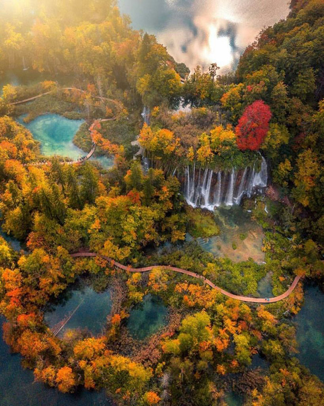 Vườn quốc gia Plitvice - Croatia: Là&nbsp;một trong những công viên nổi tiếng nhất ở Croatia, đặc biệt là vào mùa thu, vườn quốc gia Plitvice chắc chắn là một địa điểm không thể bỏ qua trong những chuyến du lịch châu Âu vào mùa thu.
