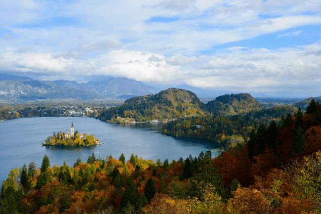 Hồ Bled - Slovenia: Hồ Bled chắc chắn là một trong những hồ nổi tiếng và được chụp ảnh nhiều nhất ở châu Âu, đặc biệt là trong sắc màu rực rỡ của những tán cây thay lá vào mùa thu. 
