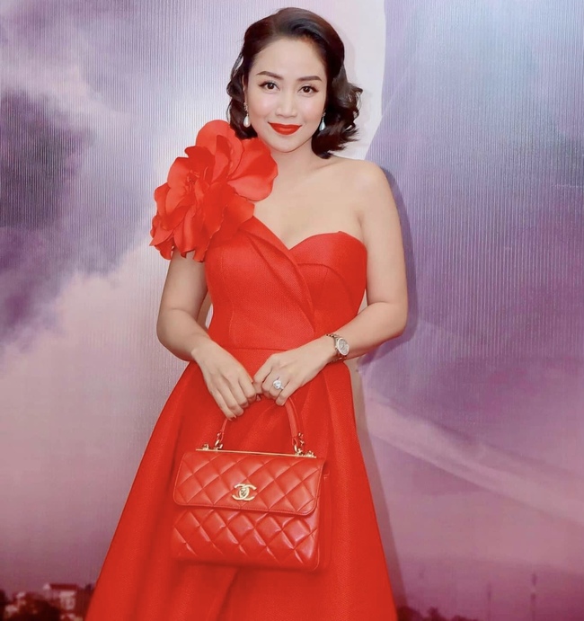 Ốc Thanh Vân là một trong những nữ diễn viên nổi tiếng lấn sân MC truyền hình thành công. Người đẹp sinh năm 1984 gây ấn tượng với sắc vóc xinh đẹp cùng giọng nói truyền cảm.
