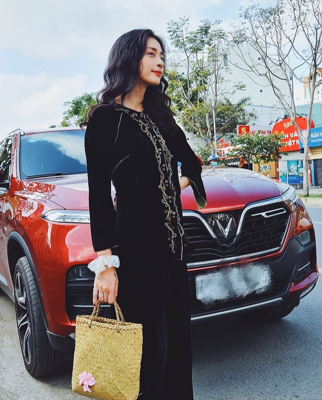 Tháng 2.2021, nữ đạo diễn 7X tậu một chiếc xe của thương hiệu Việt Nam trị giá gần 5 tỷ đồng.
