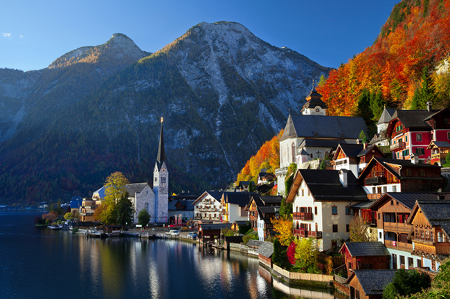 Hallstatt - Áo: Hallstatt chắc chắn là một trong những thị trấn đẹp nhất châu Âu và cũng là một trong những đại điểm thường xuyên được ghé thăm nhất vào mùa thu. 
