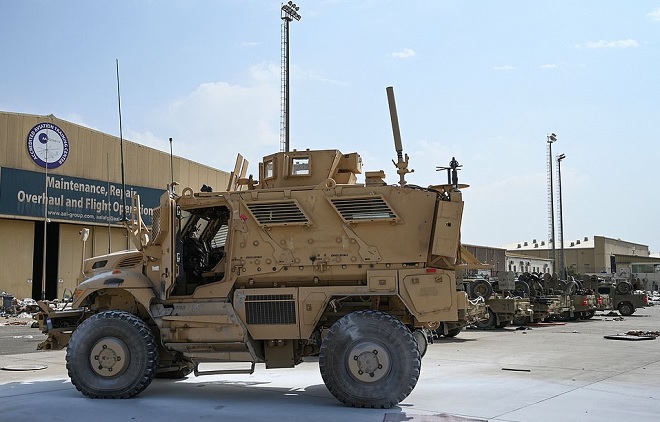 Xe bọc thép MRAP bị bỏ lại ở sân bay Kabul.