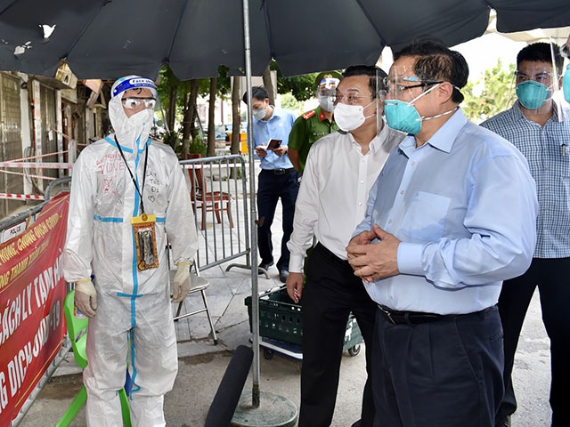 Thủ tướng Phạm Minh Chính đi kiểm tra thực tế tại ổ dịch lớn nhất Hà Nội