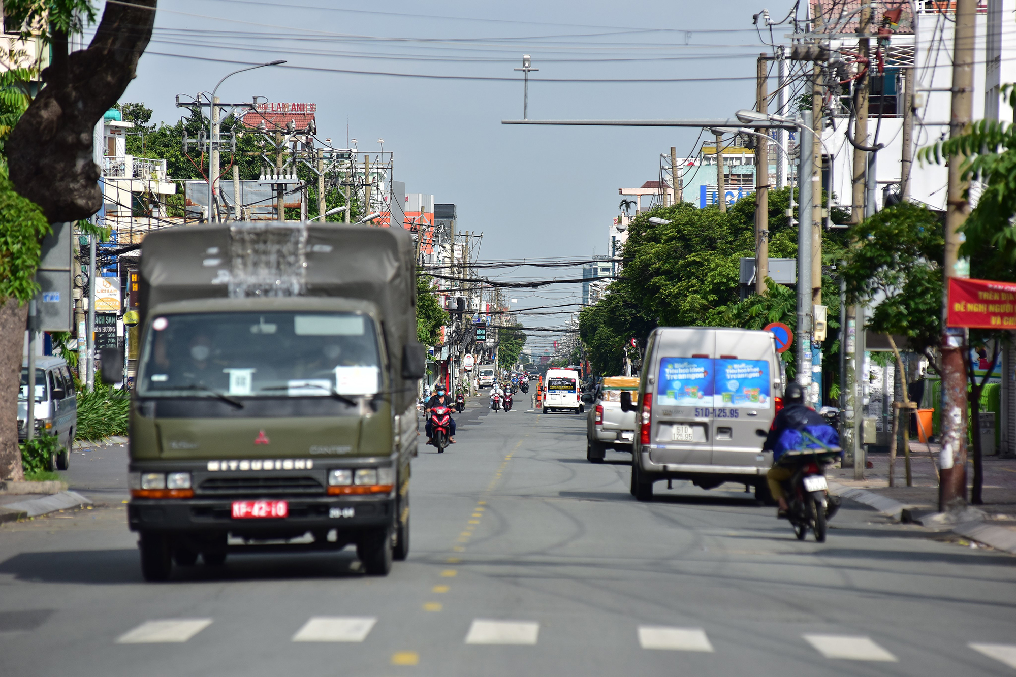 Trên địa bàn quận Tân Bình, một số tuyến đường chính như Trường Chinh, Cộng Hoà, Hoàng Văn Thụ… cũng nhộn nhịp xe cộ từ sáng đến trưa.