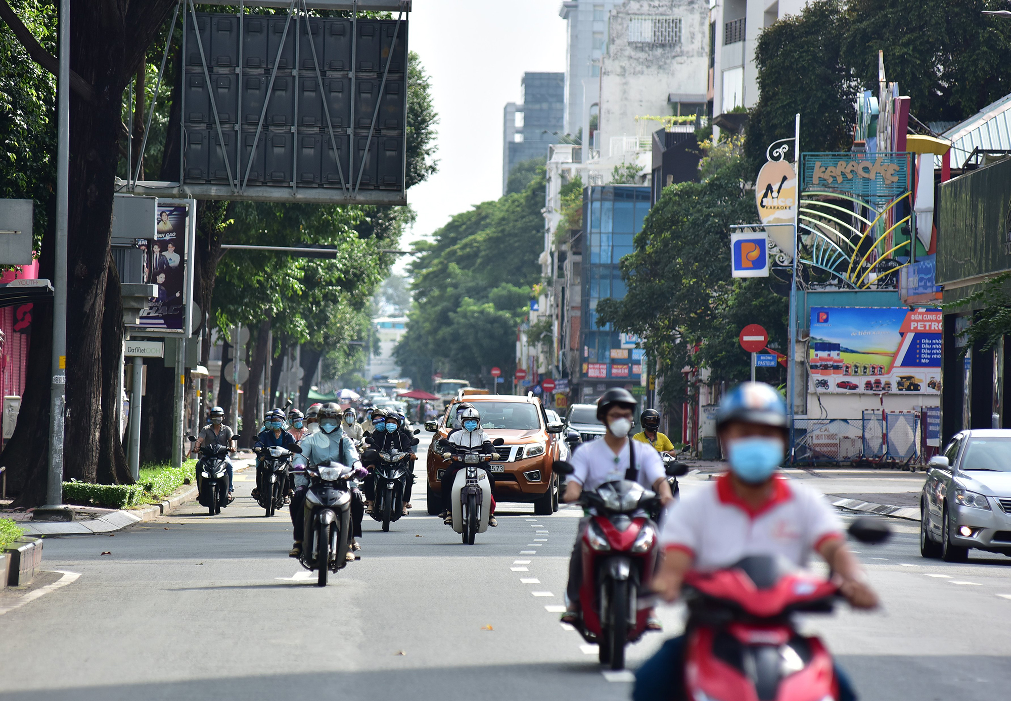 Đường Võ Thị Sáu (quận 3) vào thời điểm 9h sáng nay. Các tuyến đường kết nối trung tâm thành phố như Hai Bà Trưng, Nguyễn Thị Minh Khai, Nam Kỳ Khởi Nghĩa… cũng trong tình trạng xe cộ di chuyển nhiều.