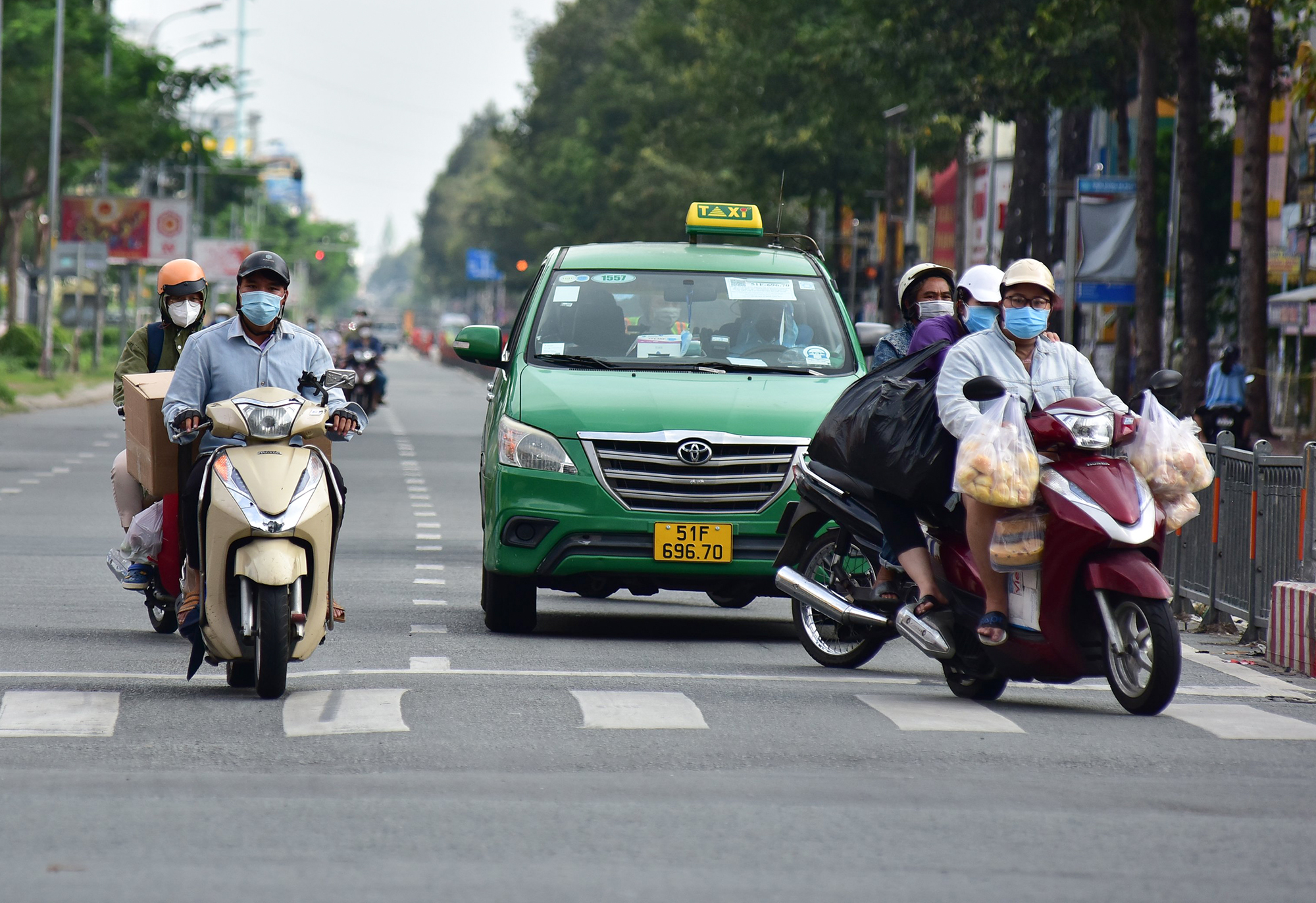 Để phòng ngừa ùn tắc giao thông, góp phần phòng chống dịch COVID-19 có hiệu quả, người điều khiển phương tiện và người đi cùng trên phương tiện phải thực hiện khai báo y tế qua địa chỉ website: https://suckhoe.dancuquocgia.gov.vn trước khi tham gia giao thông.